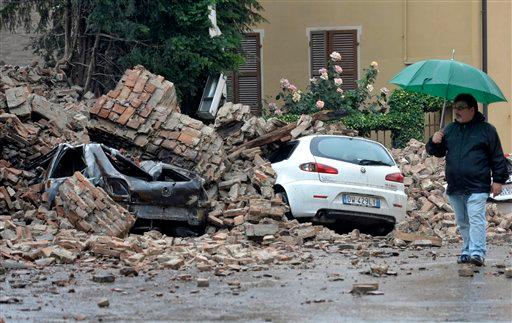 Víctimas del sismo en Italia duermen fuera de sus casas por temor a réplica