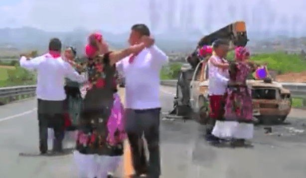 Maestros de la CNTE bailan la Guelaguetza en el lugar del enfrentamiento en Nochixtlán