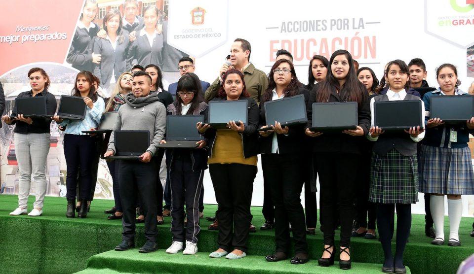 Eruviel Ávila entrega 5 mil computadoras en el Edomex, a menos de tres meses de las elecciones
