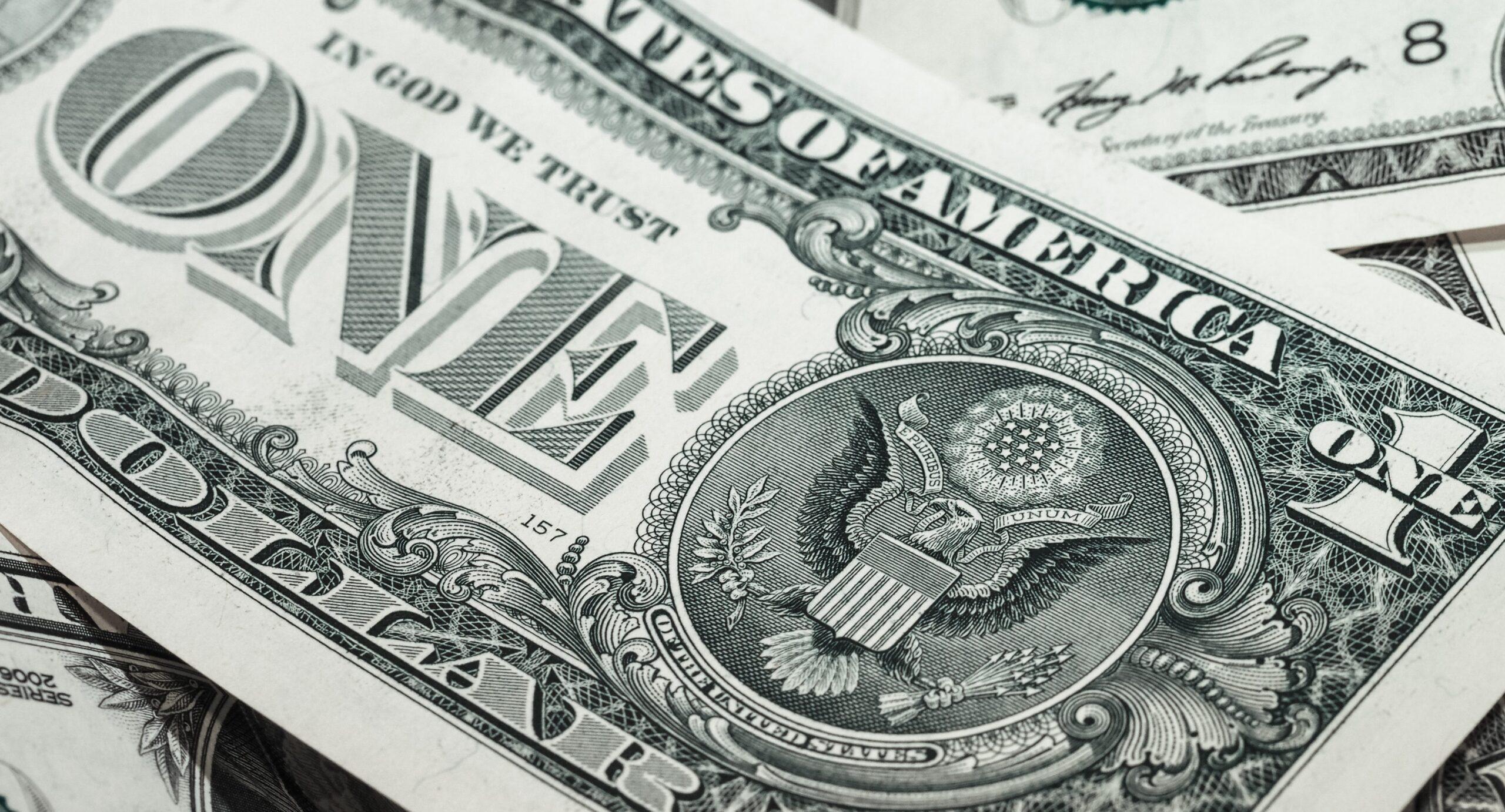 El dólar llega a 20.27 pesos a la venta, mientras la Fed decide mantener sus tasas de interés