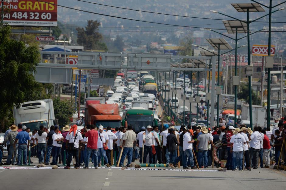 Crimen obligó a campesinos a bloquear la Autopista del Sol, asegura el fiscal de Guerrero