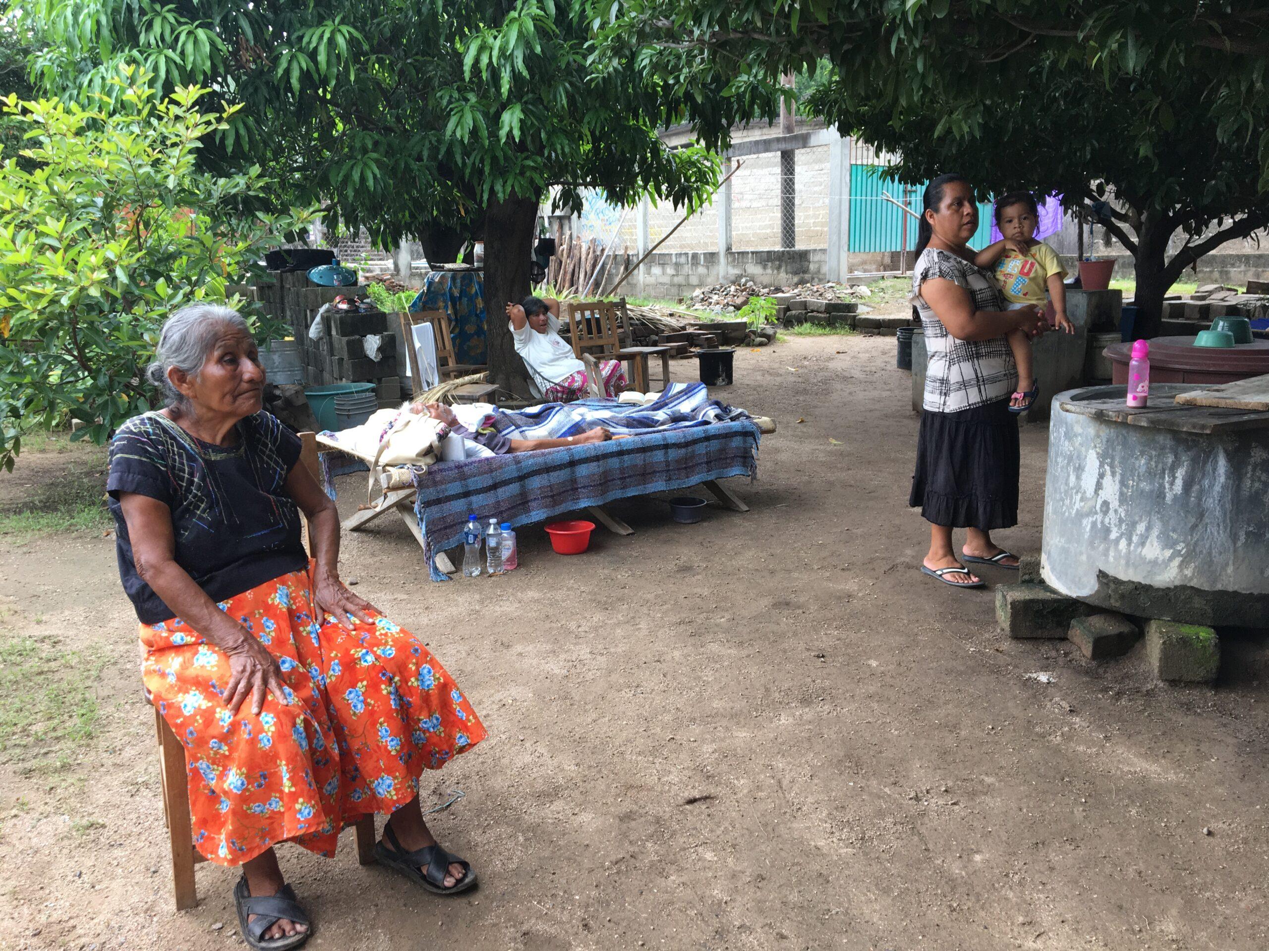 El sismo destruyó su techo, hoy habitantes de Oaxaca piden lonas para sobrevivir a las lluvias
