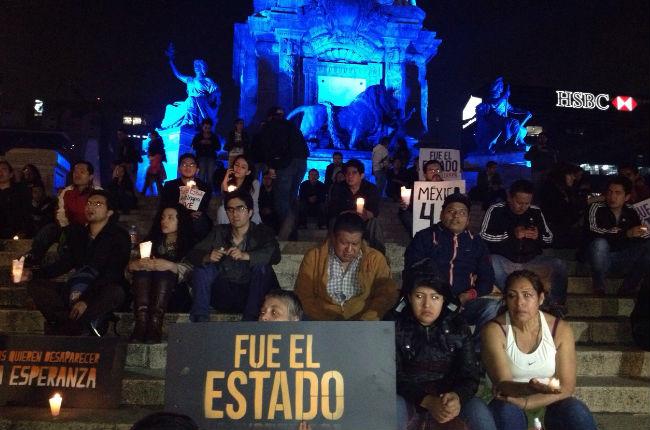 Fotogalería: Hacen velada en el Ángel por 43 normalistas de Ayotzinapa