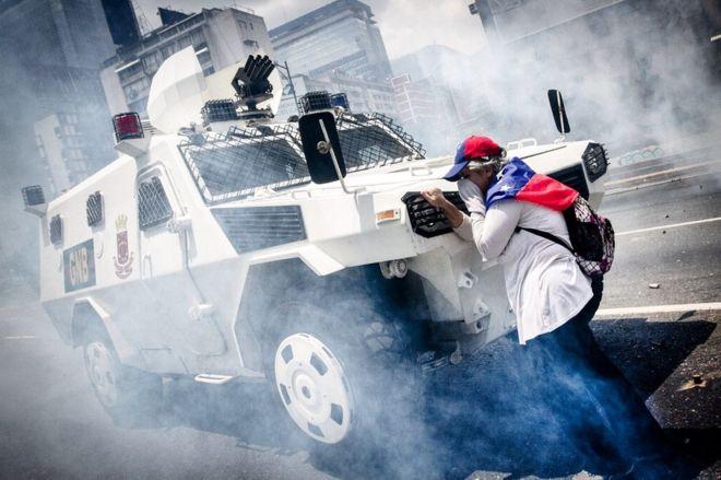 Lo que se sabe de la mujer que paró una tanqueta durante las protestas en Caracas