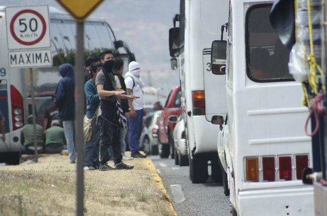 Normalistas toman camiones y bloquean accesos a Morelia