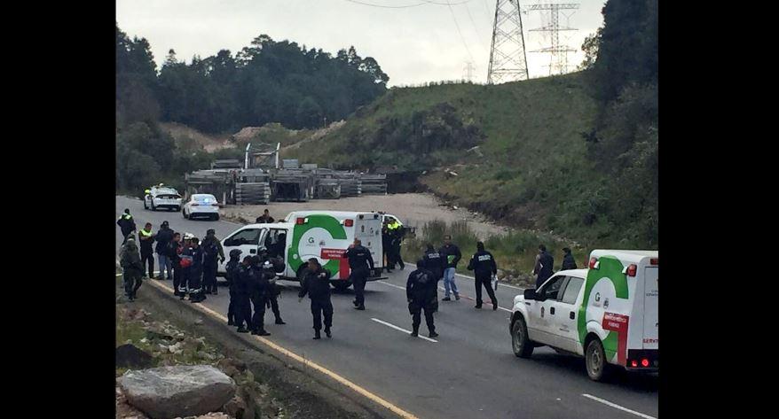 Pasajero disparó contra presuntos asaltantes, y los cuerpos quedaron en la México-Toluca
