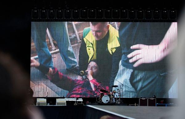 Dave Grohl, de Foo Fighters, se rompió una pierna en un concierto