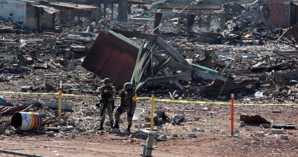 Ya son 35 muertos por la explosión en el mercado de Tultepec