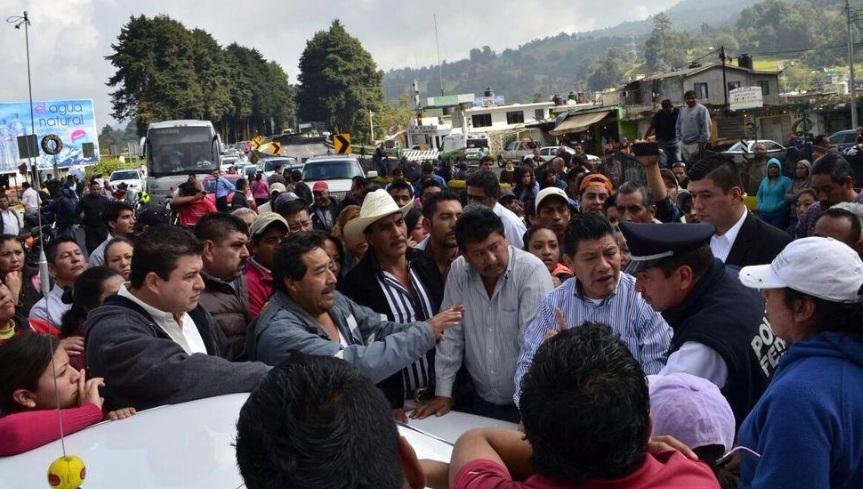 Tras 10 horas de bloqueo, manifestantes liberan la autopista México-Cuernavaca