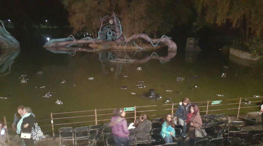 Es cancelada una función del Lago de los Cisnes en Chapultepec, y lanzan sillas en protesta