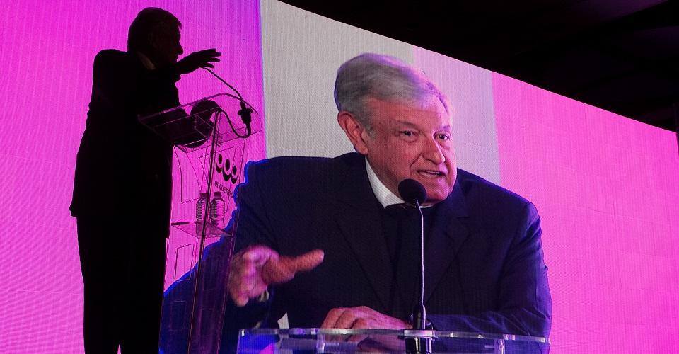 López Obrador, el precandidato con más menciones en radio y TV (y el más criticado)