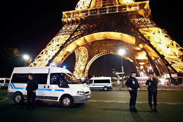 Desalojan Torre Eiffel ante amenaza de bomba