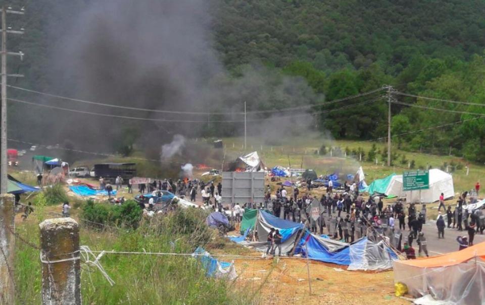 Personas encapuchadas desalojan campamento de apoyo a la CNTE en Chiapas