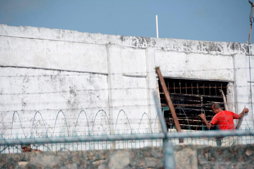 Autoridades recapturan a dos de los reos que se fugaron de la cárcel de Cancún, QRoo