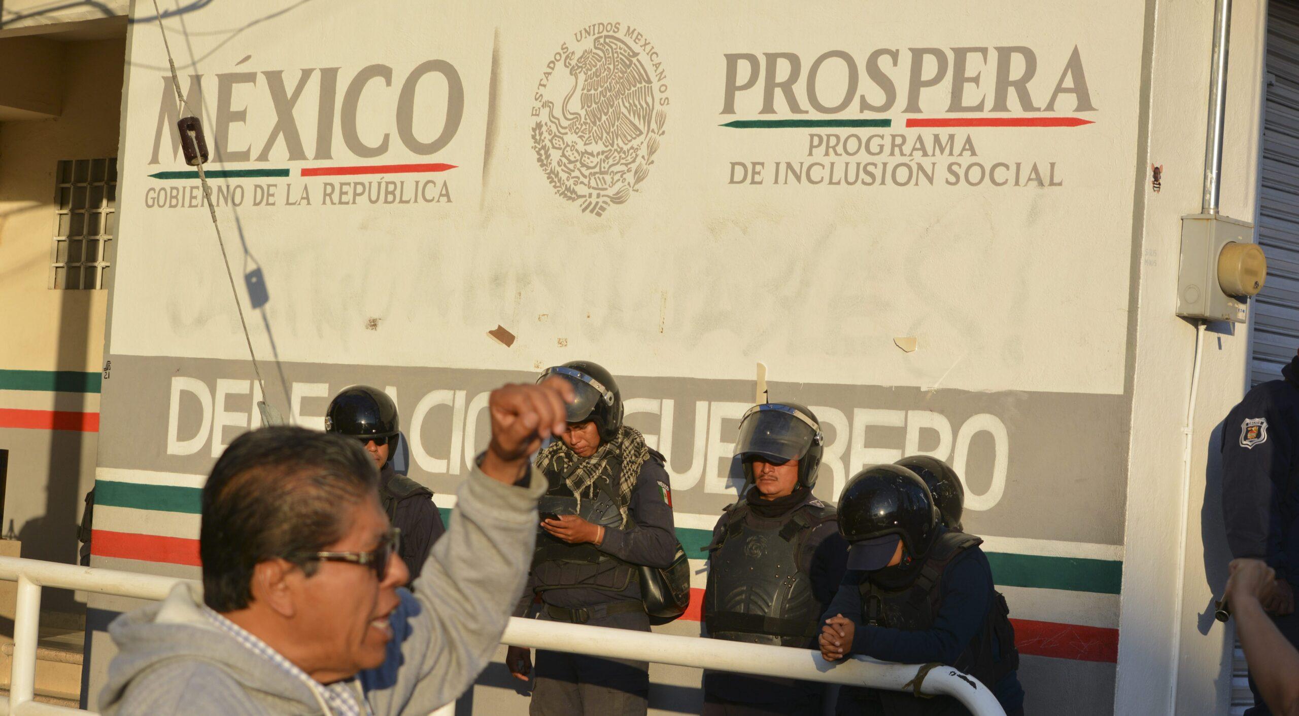 Mueren 5 policías y 2 trabajadores de Bansefi durante asalto a camioneta de Prospera en Guerrero