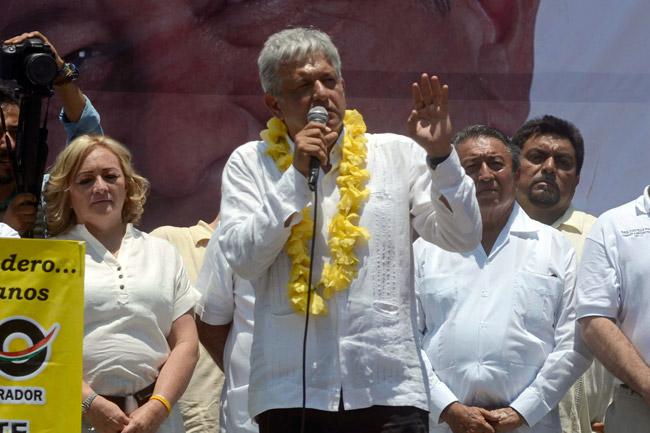 Presenta AMLO plan de tres acciones para la “defensa de la democracia”
