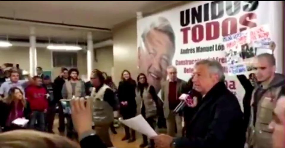 Manifestantes increpan a Obrador en Nueva York por el caso Ayotzinapa