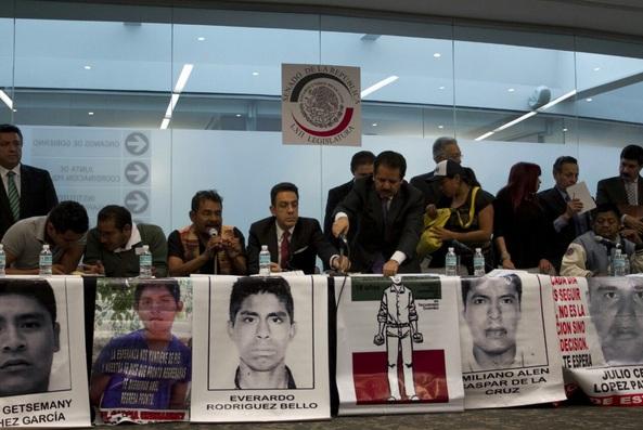 Padres de Ayotzinapa piden al Senado desaparecer poderes y cancelar elecciones en Guerrero