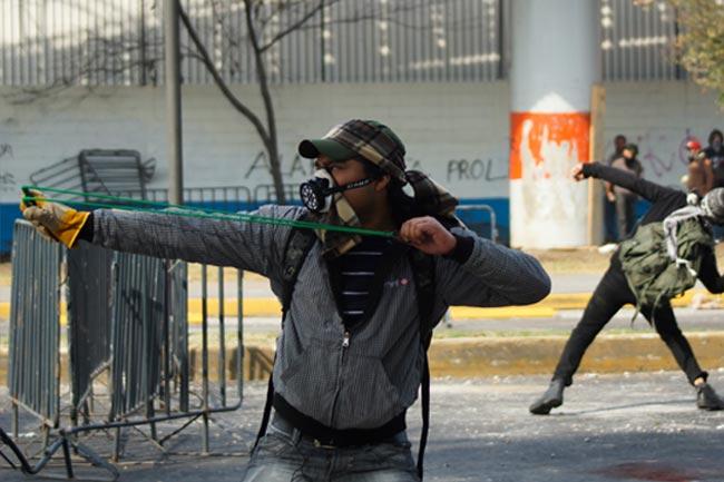 Protestan contra EPN frente a la FIL Guadalajara