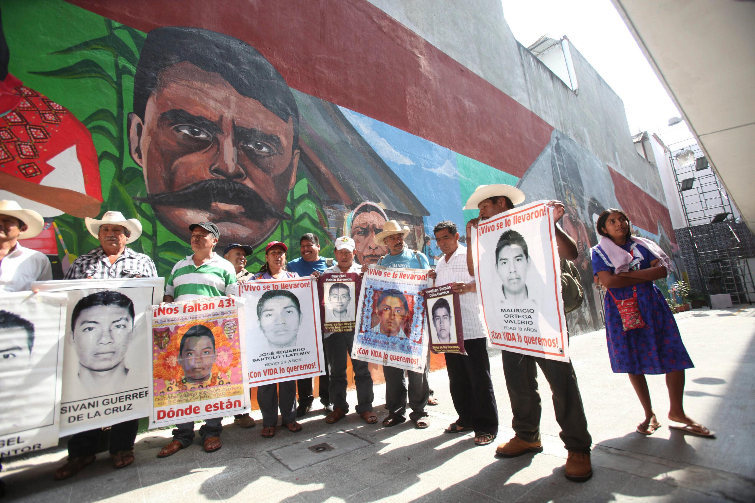 Padres de Ayotzinapa y Segob acuerdan un mecanismo para la búsqueda de los estudiantes