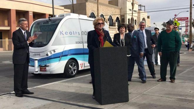 Choca en su primer viaje con pasajeros un autobús que no necesita conductor en Las Vegas