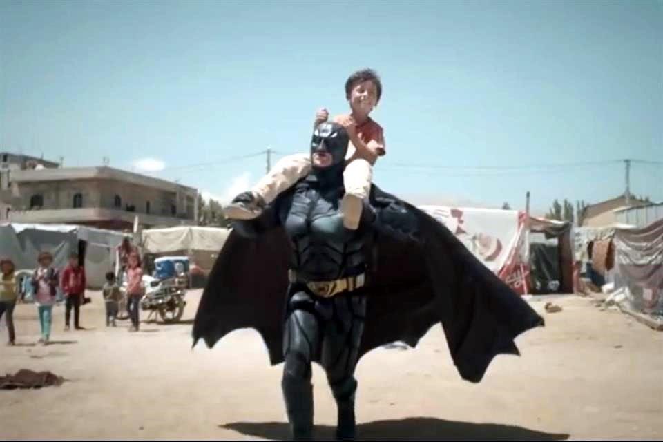 No es Batman, son los papás: La campaña por los niños refugiados en Siria