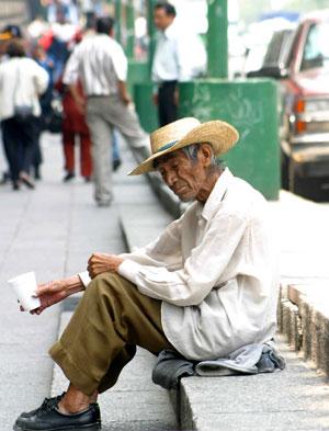 En México, los más pobres ganan 26 veces menos que los más ricos: OCDE