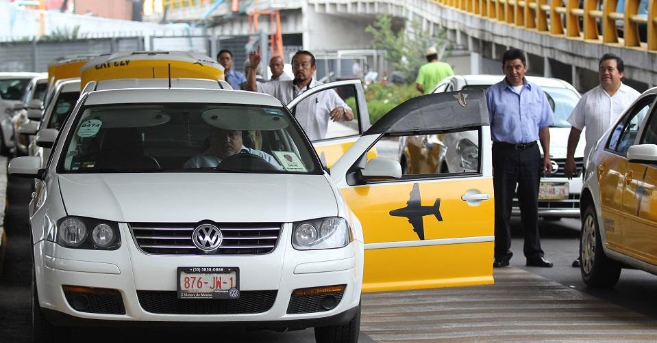 Castigan con 23.6 mdp a sitios de taxis del Aeropuerto de la CDMX por manipular tarifas