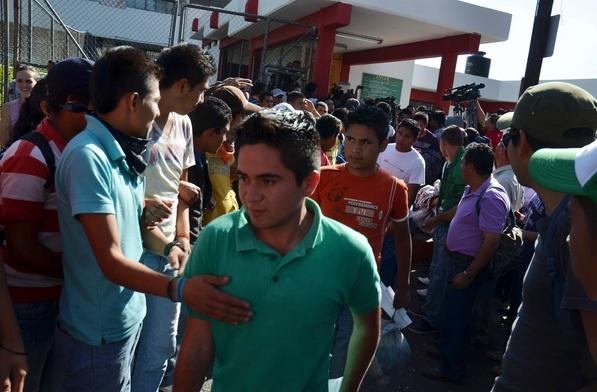 Completan fianza de normalistas y quedan en libertad