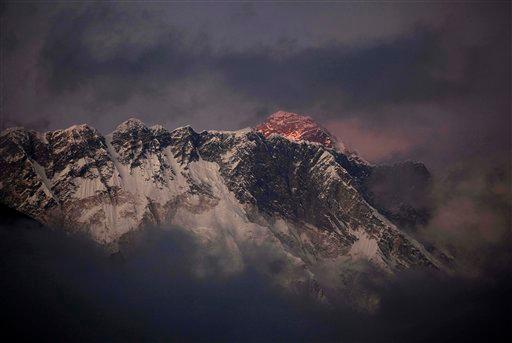 Mueren 12 personas por alud en el Everest