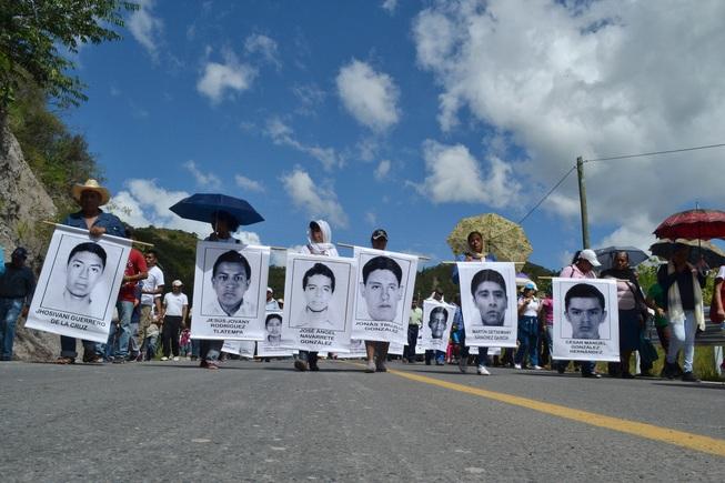 Familiares y estudiantes de Ayotzinapa a PGR: “no criminalicen a los desaparecidos”