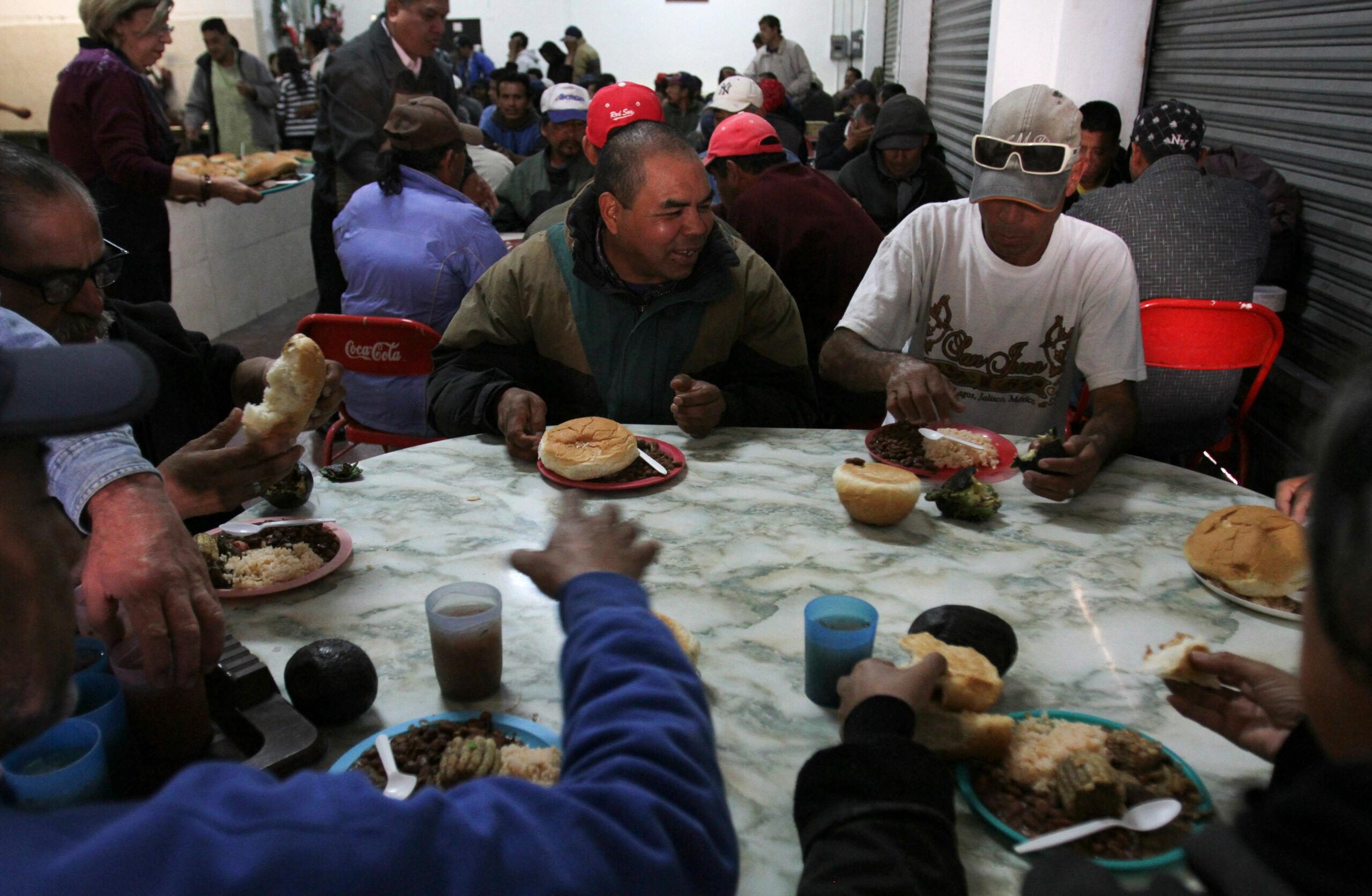 Los comedores comunitarios entregan alimentos, pero no acaban con el hambre; Sedesol alista cambios