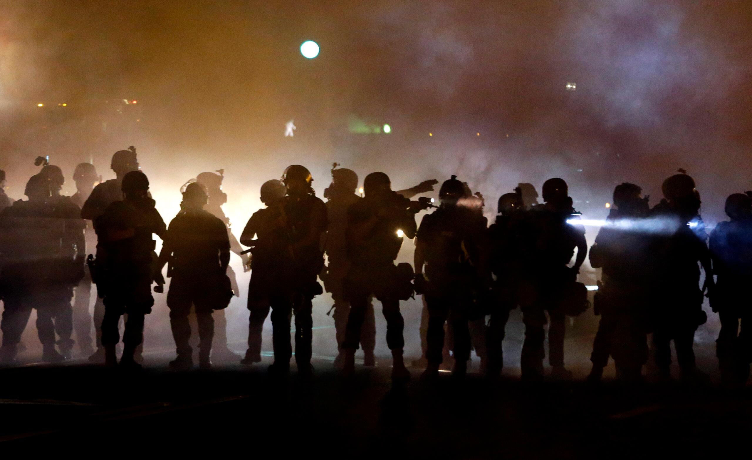 Graba ataques de la policía contra manifestantes y periodistas en Ferguson, EU