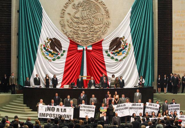 Primera sesión, primera protesta en San Lázaro