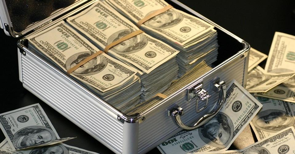 ¿Qué harías si te encontraras 5 mil dólares? Una persona en la CDMX los entregó a la policía