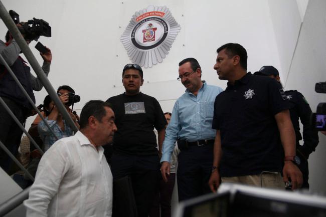 Policías de Oaxaca entregan cuartel tras 18 días de paro