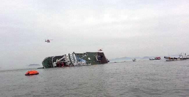 Desaparecen  300 personas tras naufragio en Corea