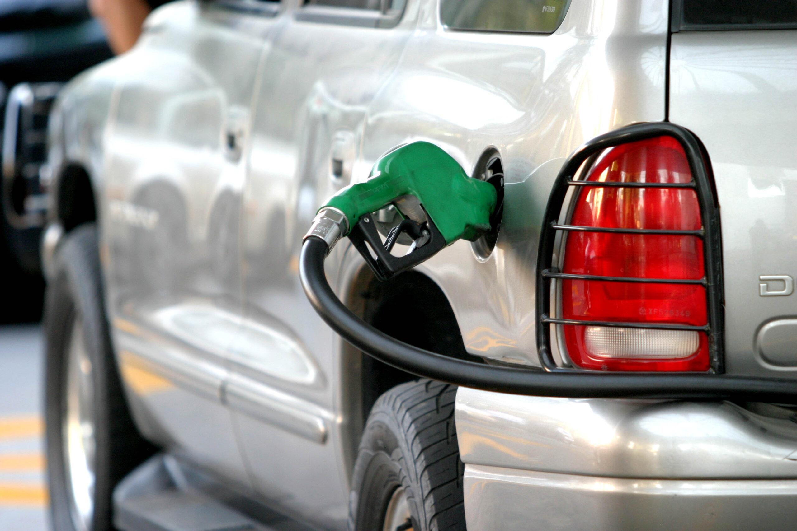 Cada año, gasolineros <i>ganan</i> 47 mmdp por venta de litros incompletos