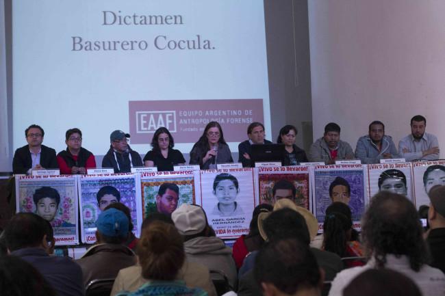 Peritos argentinos rechazan “verdad histórica”: normalistas no fueron quemados en basurero de Cocula