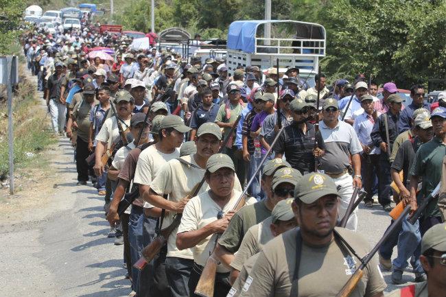 Policía comunitaria desarma a municipales en Guerrero