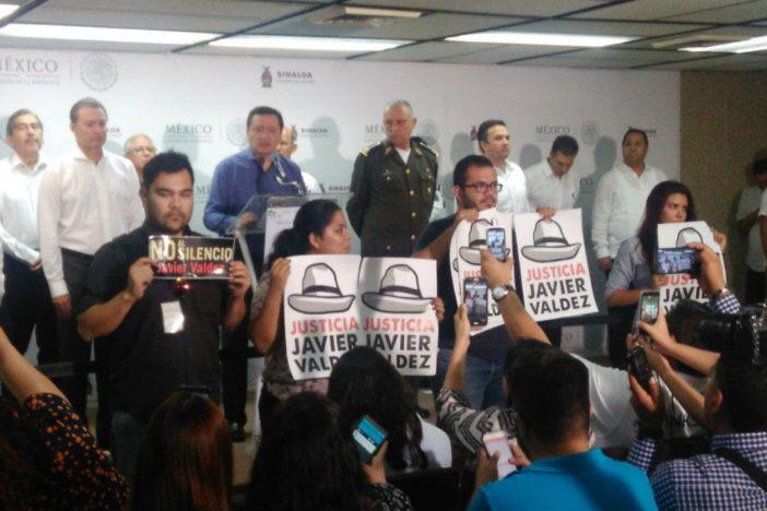 Osorio Chong niega espionaje contra periodistas, en medio de protestas por ataques a la prensa
