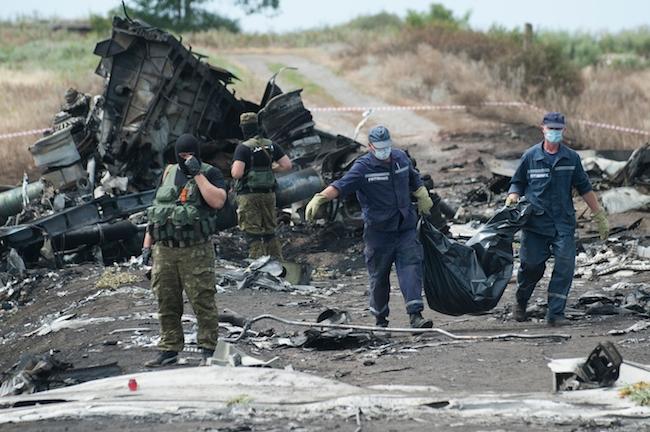 Llegan restos de víctimas de avión de Malaysia Airlines a Ucrania; Unión Europea estudia nuevas sanciones a Rusia