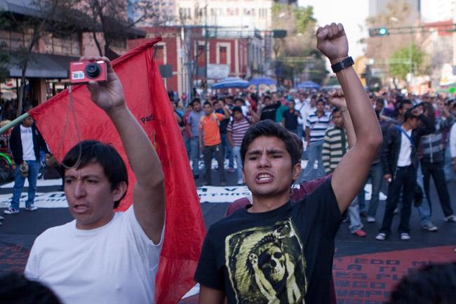Toman representación de Michoacán en apoyo a normalistas
