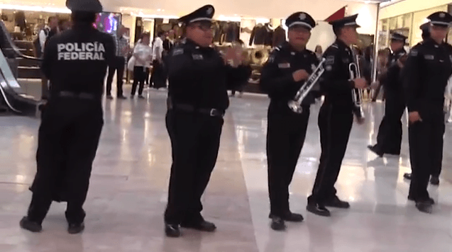 Policías federales toman centro comercial al grito de ¡Viva México!
