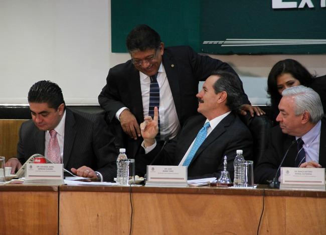 Diputados aprueban en comisiones que el gobierno asuma pasivos de Pemex; sindicato va en contra