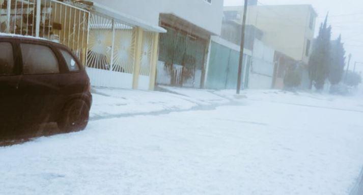 Granizo cubre calles de Tultitlán; suspenden servicio de Línea 2 del Mexibús