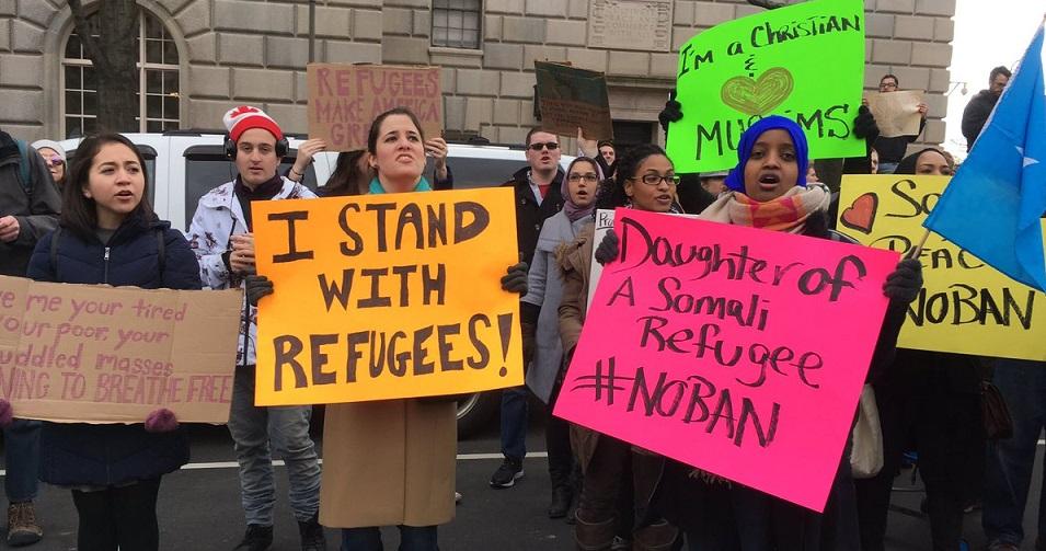 Protestan contra Trump afuera de la Casa Blanca por el veto a refugiados y musulmanes
