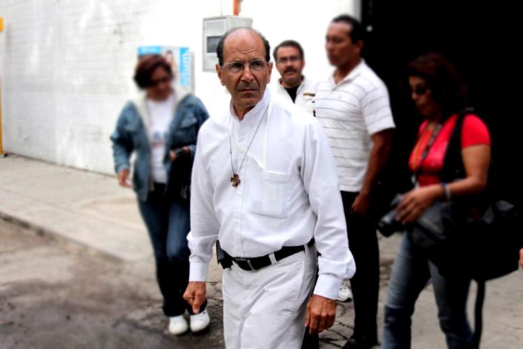 Pobladores retienen al padre Solalinde; es rescatado por federales