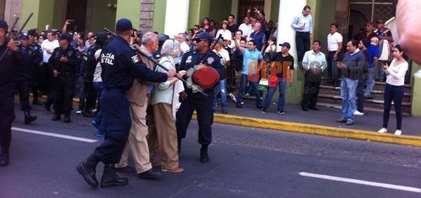 Policías estatales desalojan a jubilados que exigían el pago de su pensión en Xalapa, Veracruz
