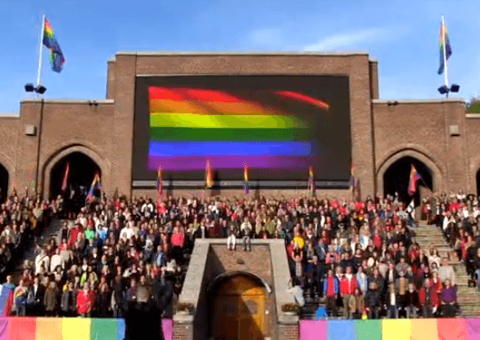 Suecos apoyan a los gays en Rusia; cantan el himno ruso frente a Sochi
